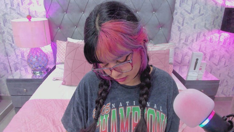 MaddyeWaves's Streamate show and profile