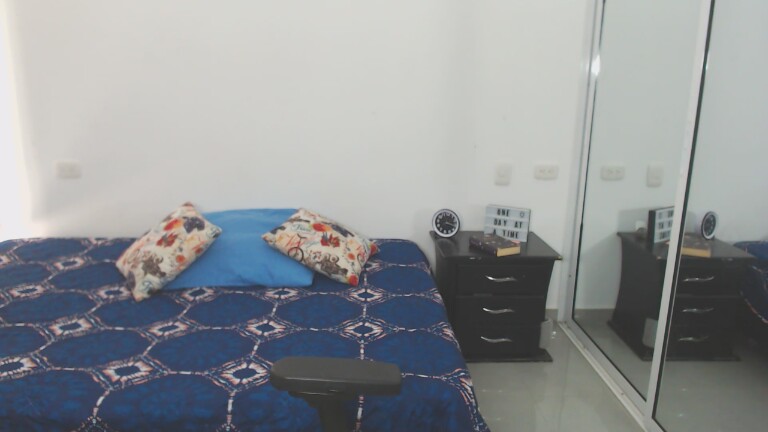 SuzzieV's Streamate show and profile