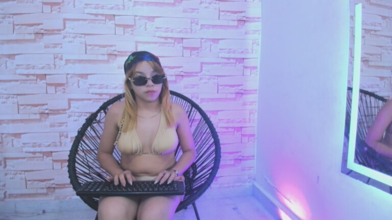 xavier_and_yulii's Streamate show and profile