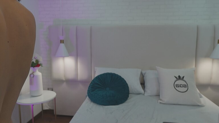 Nina_SnowGB's Streamate show and profile