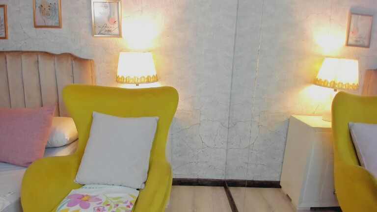 MoulinLamour's Streamate show and profile