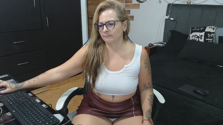 perlagoloza's Streamate show and profile